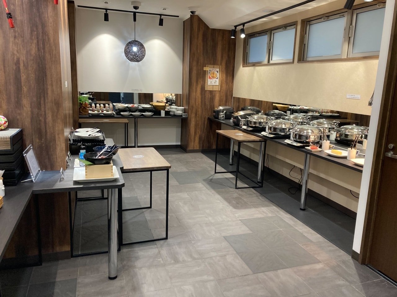 快適な朝食バイキング　料理をよそう時、トレーを置く場所がない！と困ったことはありませんか？